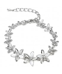 Braceleur fleurs strass et pierres nacrées